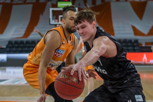 引人注目的 引人注目的